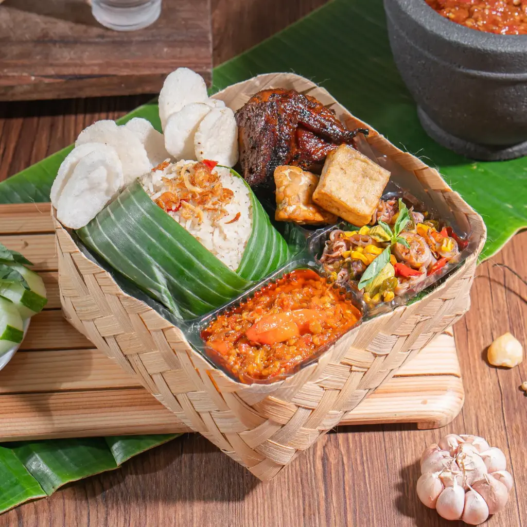 Nasi Besek Paket Komplit